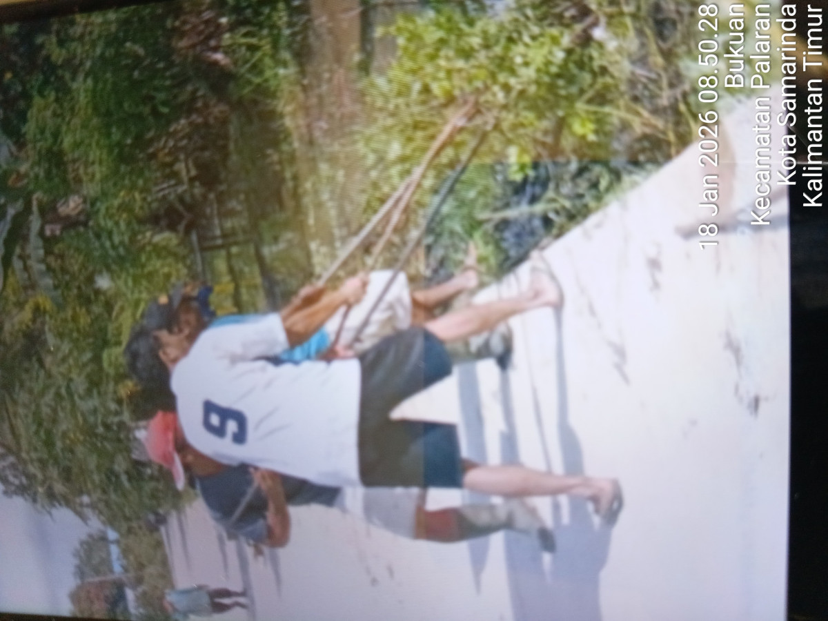 Gotong royong membersihkan parit