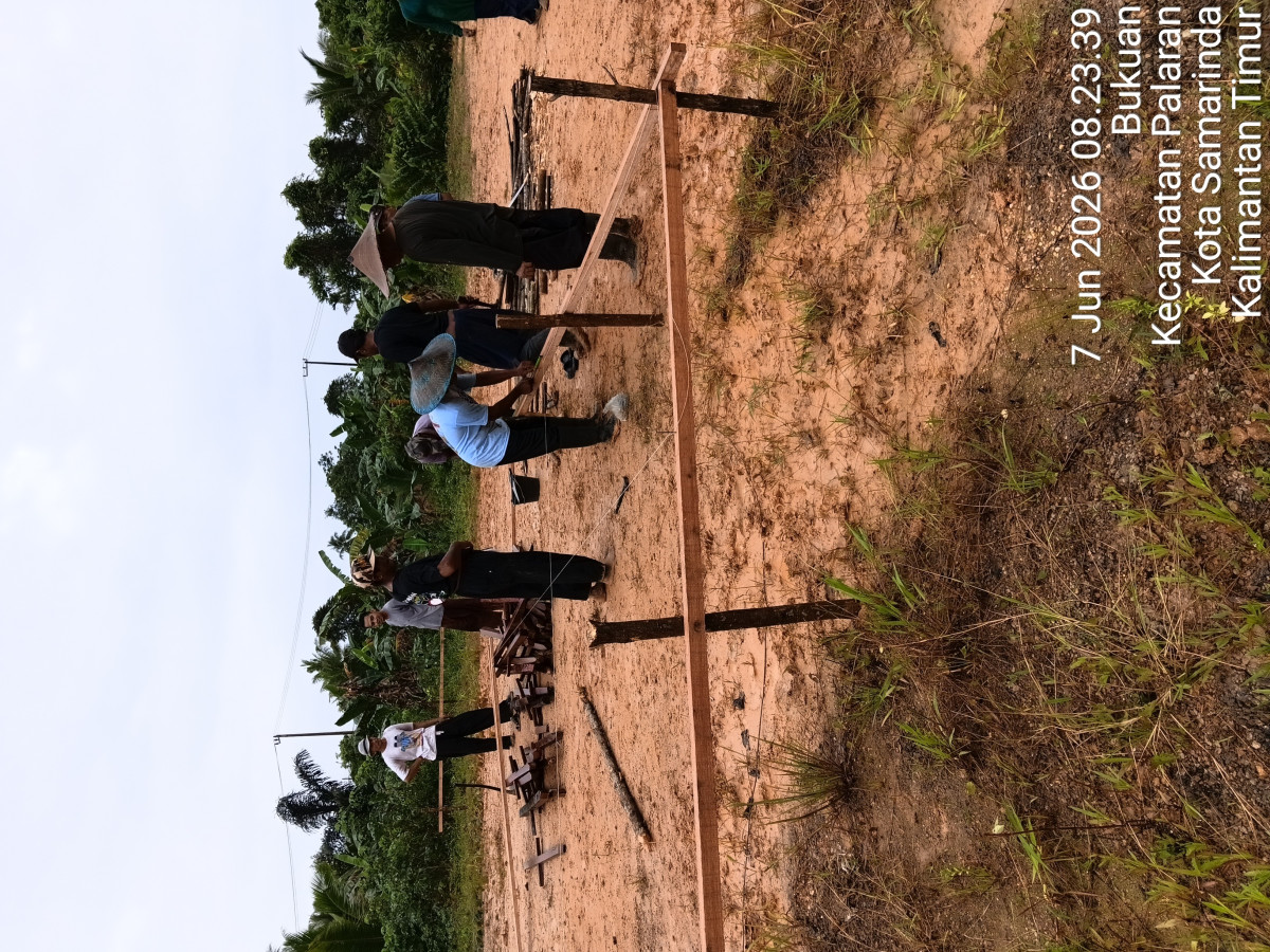 Gotong royong pemasangan tongkat pondasi  di yayasan