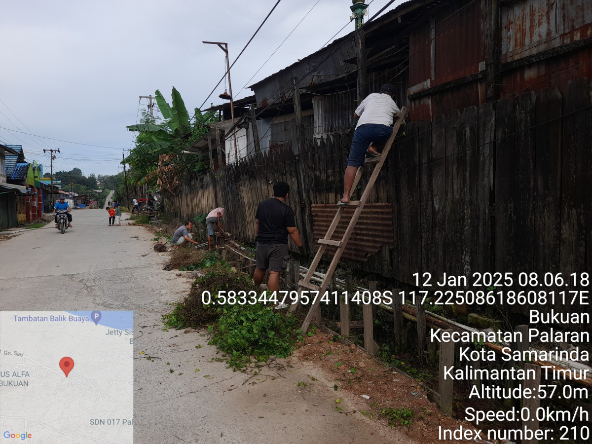 Membersihkan parit di jalan gunung sari