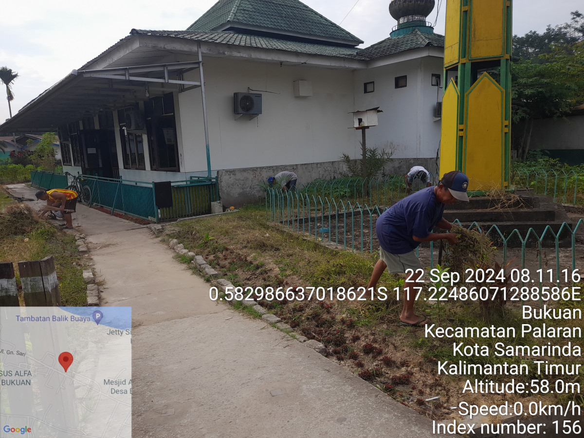 Gotong royong membersihkan lingkungan di masjid nurul hud