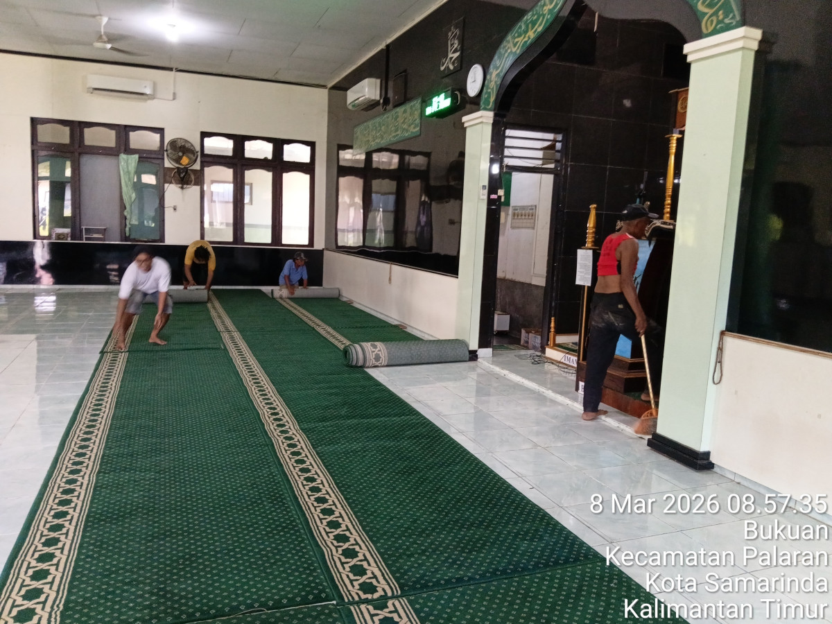 Gotong royongMembersihkan di dalam masjid persiapan nujulul qur.an