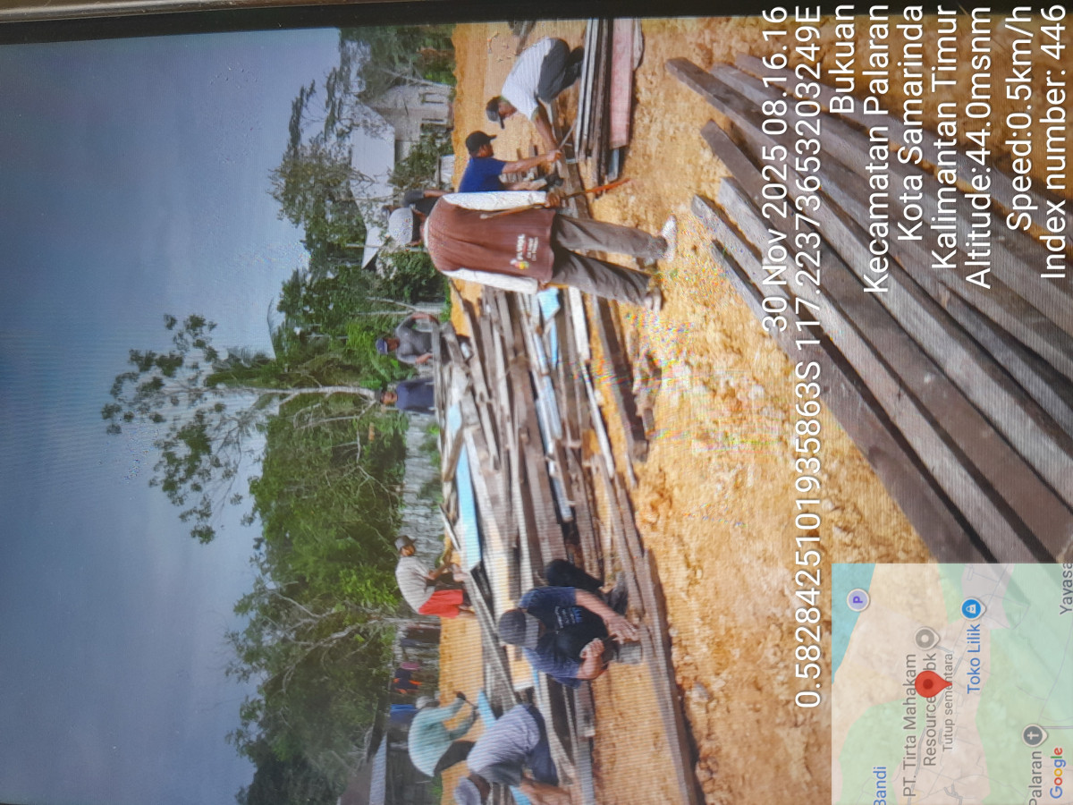 Gotong royong bikin gudang meterial calon bangunan yayasan