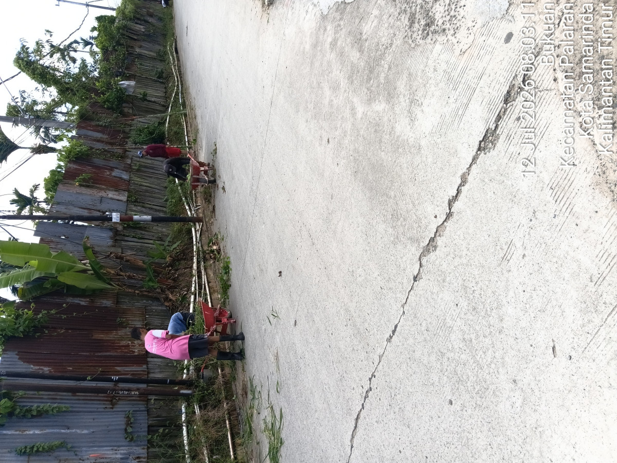 Gotong royong membersihkan piggiran jalan besar