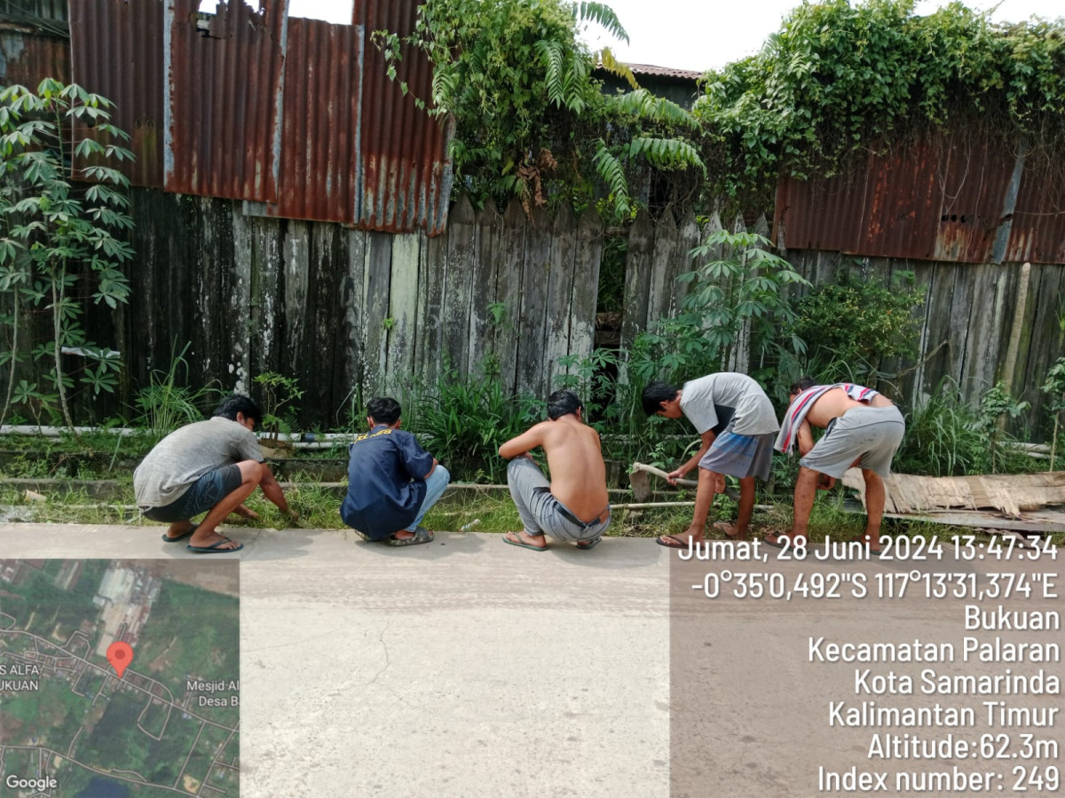 Pembersihan parit di jalan gunung sari