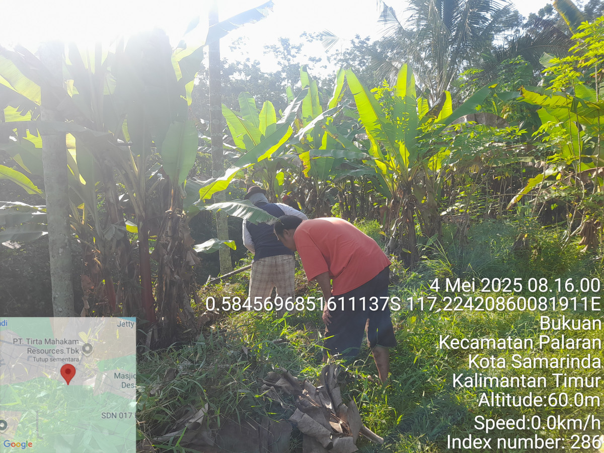 Gotong royong membersihkan parit besar