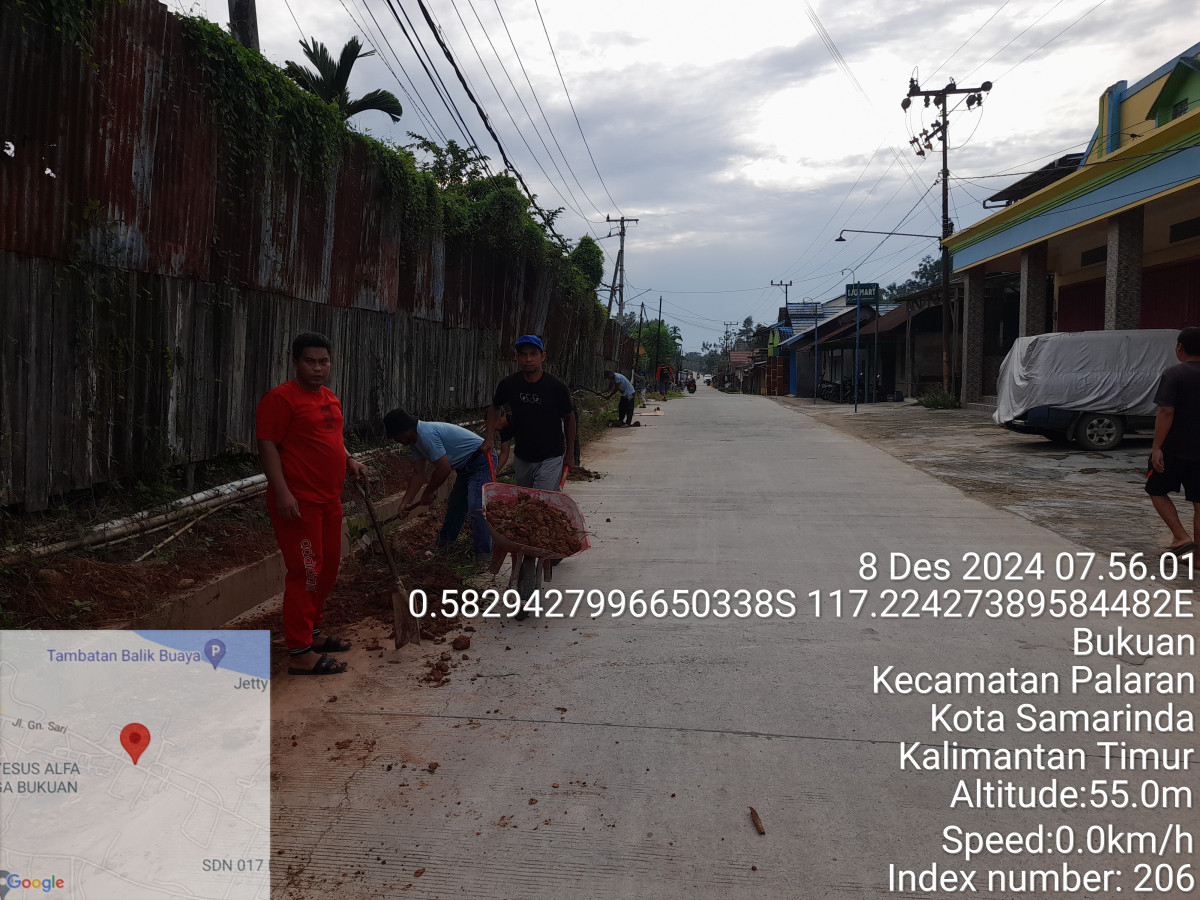 Gotong royong membersihkan parit di jalan gunung sari