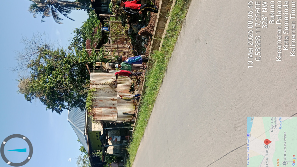 gotong royong membersihkan pagar yang menutipi parit