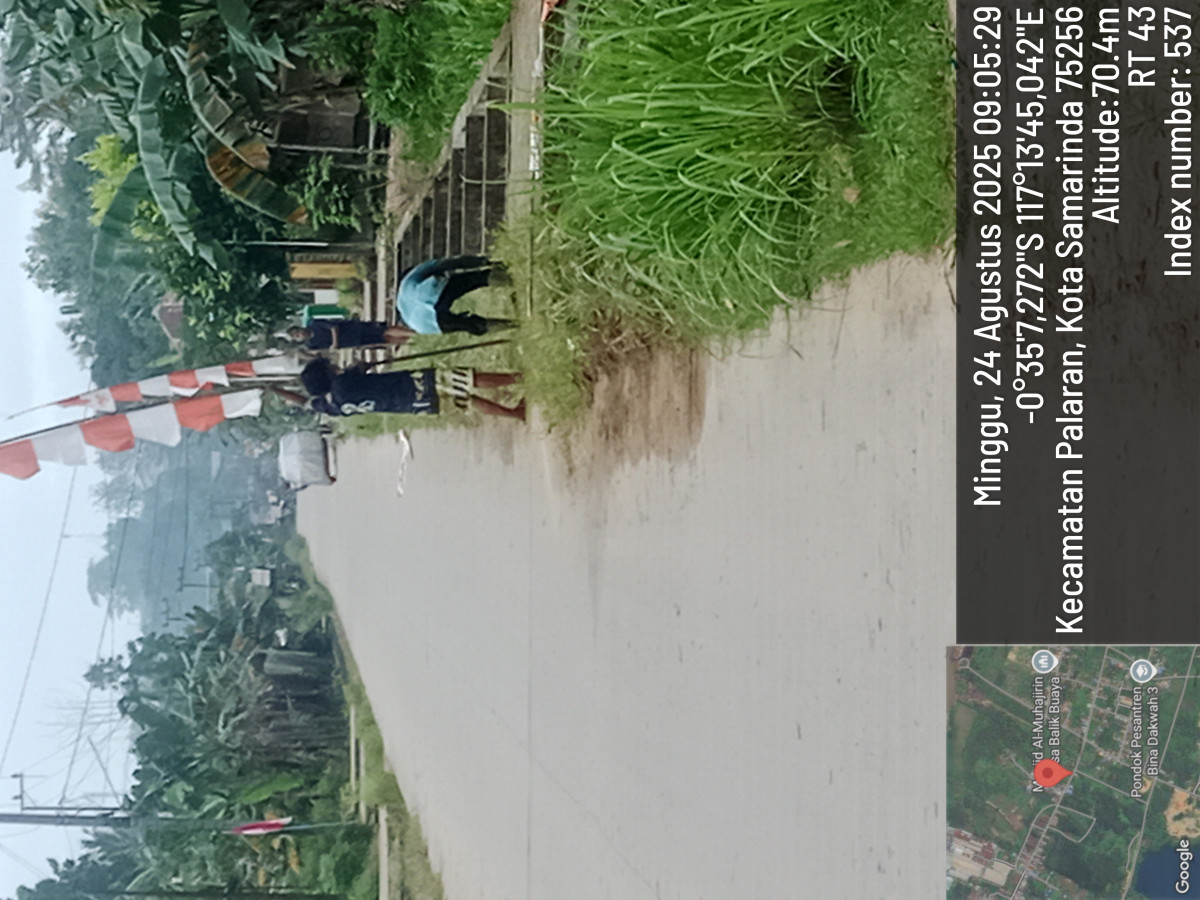 Gotong royong membersihkan rumput dan parit sepanjang jalan sulawesi
