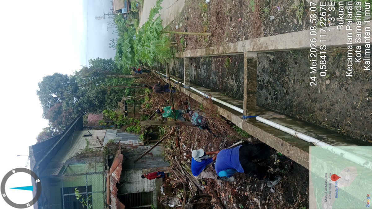 gotong royong melanjutkan pembongkaran pagar yang menutupi parit