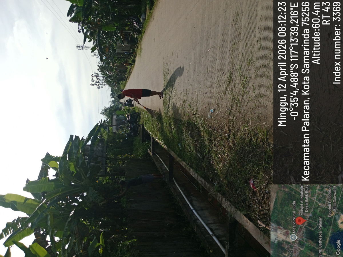 gotong royong pembersihan seputaran jalan sulawesi di RT 43