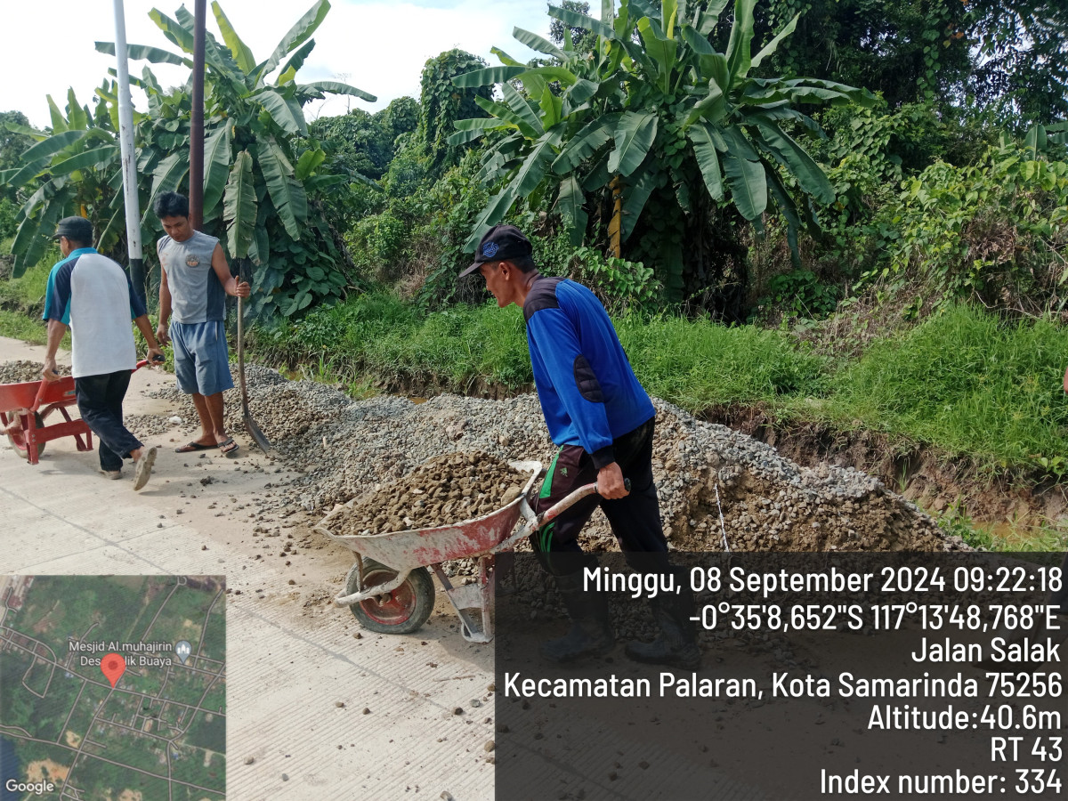 pembuatan jembatan madrasah AL barokah di rt 43