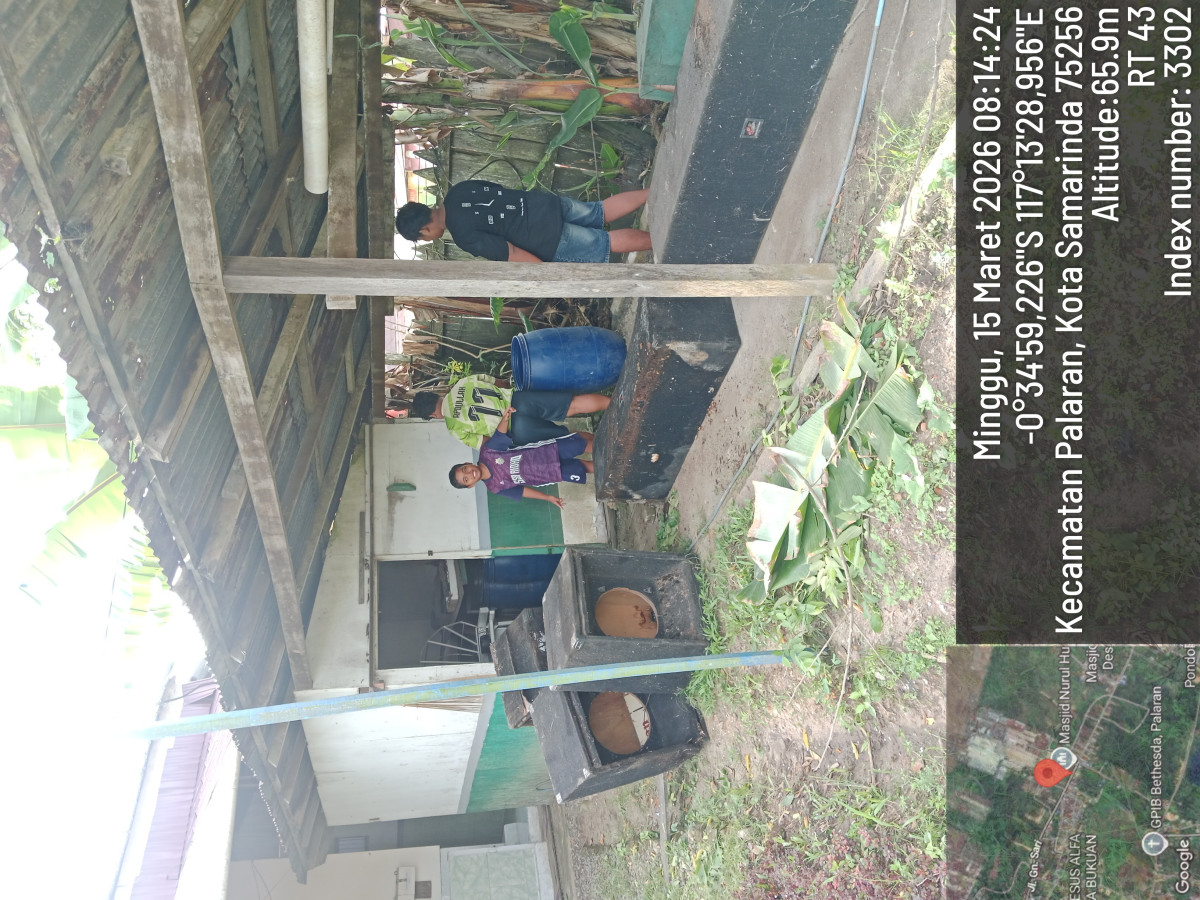 gotong royong  bersih bersih di area mesjid buat menyambut hari raya idul fitri dan buat sholat id