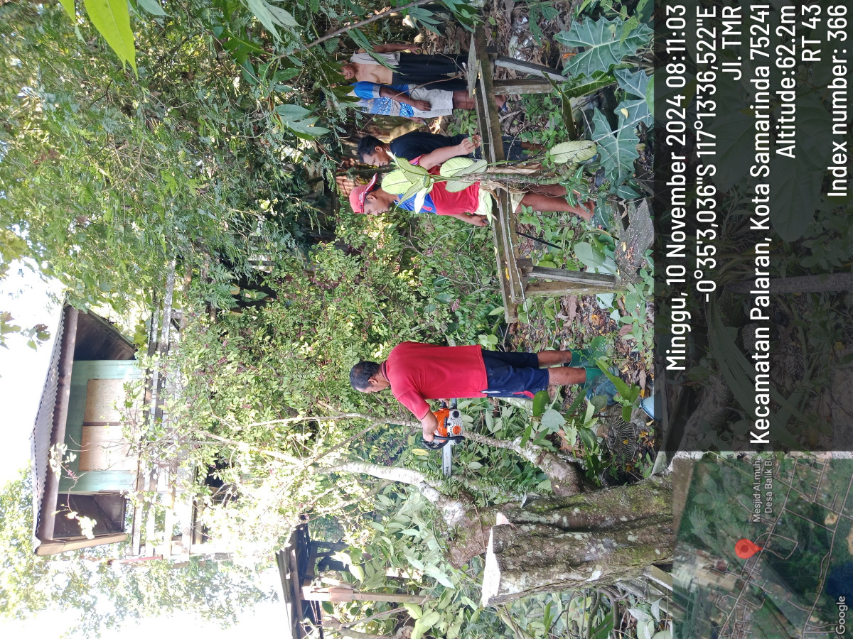 pembersihan pohon dan rumput sekitar parit jalan sulawesi rt43