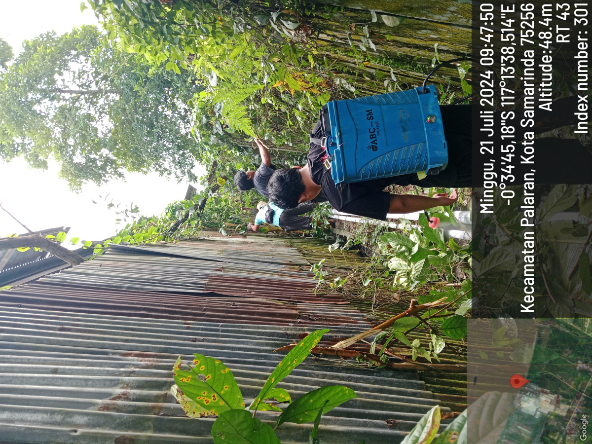 pembersihan rumput yang mengganggu pipa swadaya