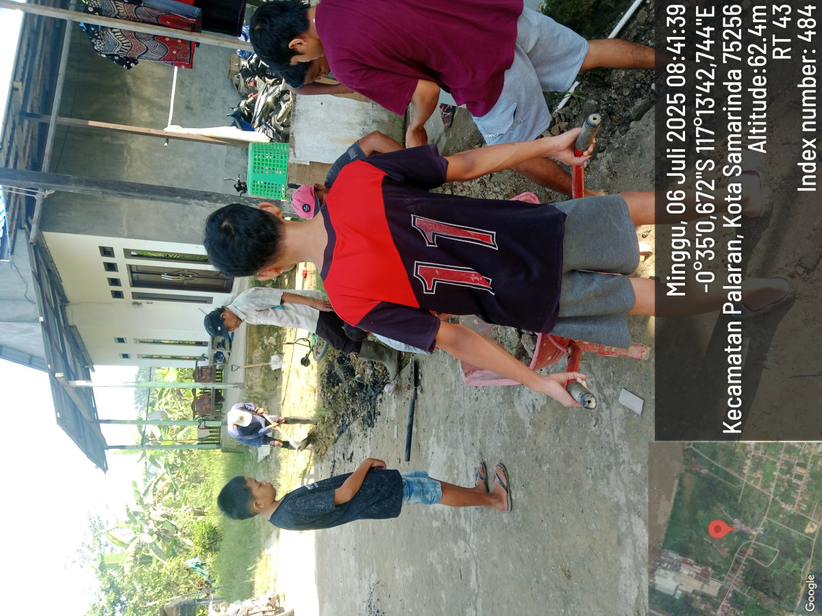 membuat jalur parit baru pembuangan warga
