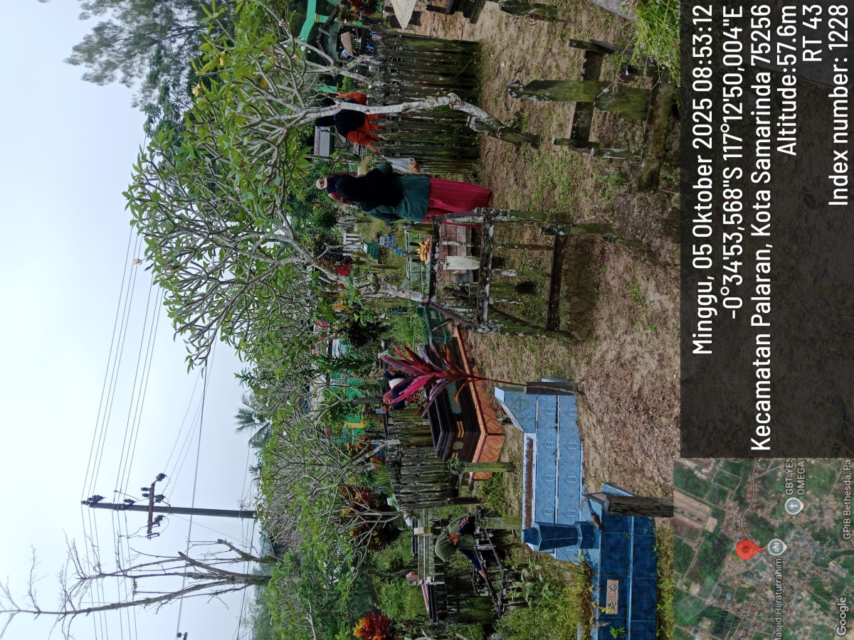gotong royong pembersihan makam kampung kanas