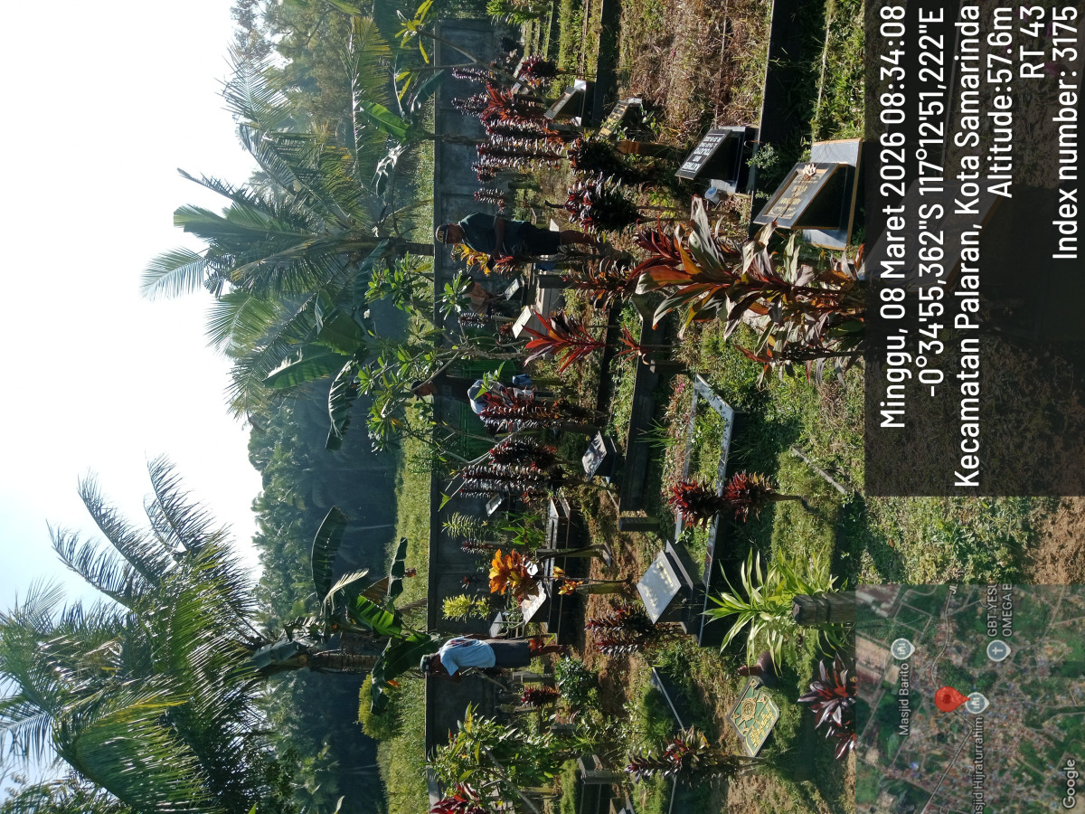 gotong royongbmembersihkan area makam kampung kanas biar ziarah kubur keliatan bersih