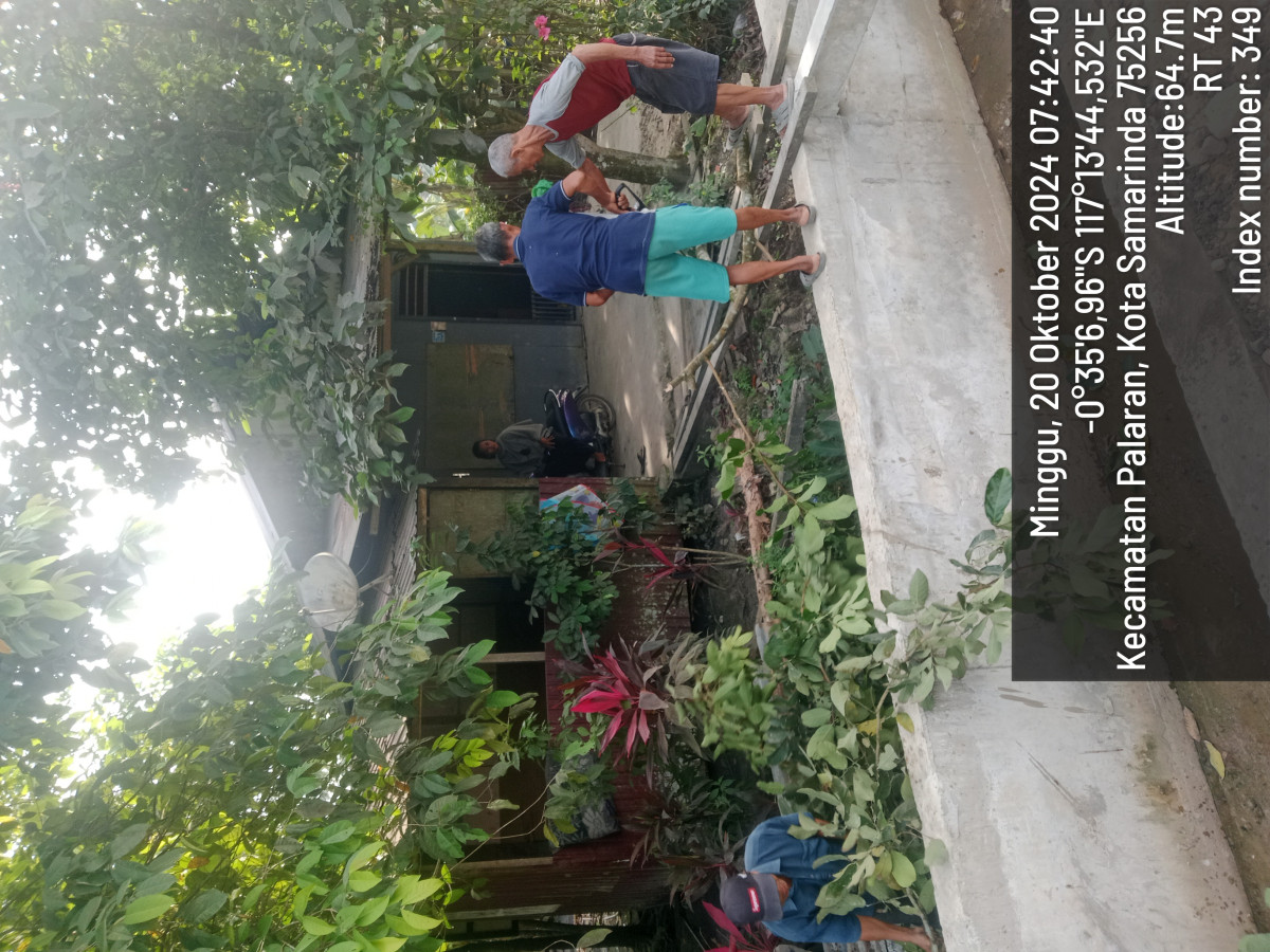 pembersihan sisa2 proyek di jalan dan pembersihan pohon di area parit rt 43