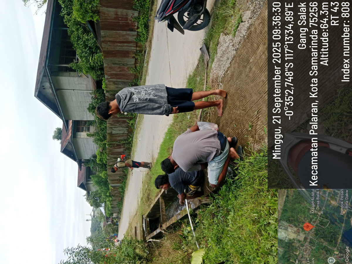 membersihkan rumput dan parit di sekitar jalan sulawesi rt 43