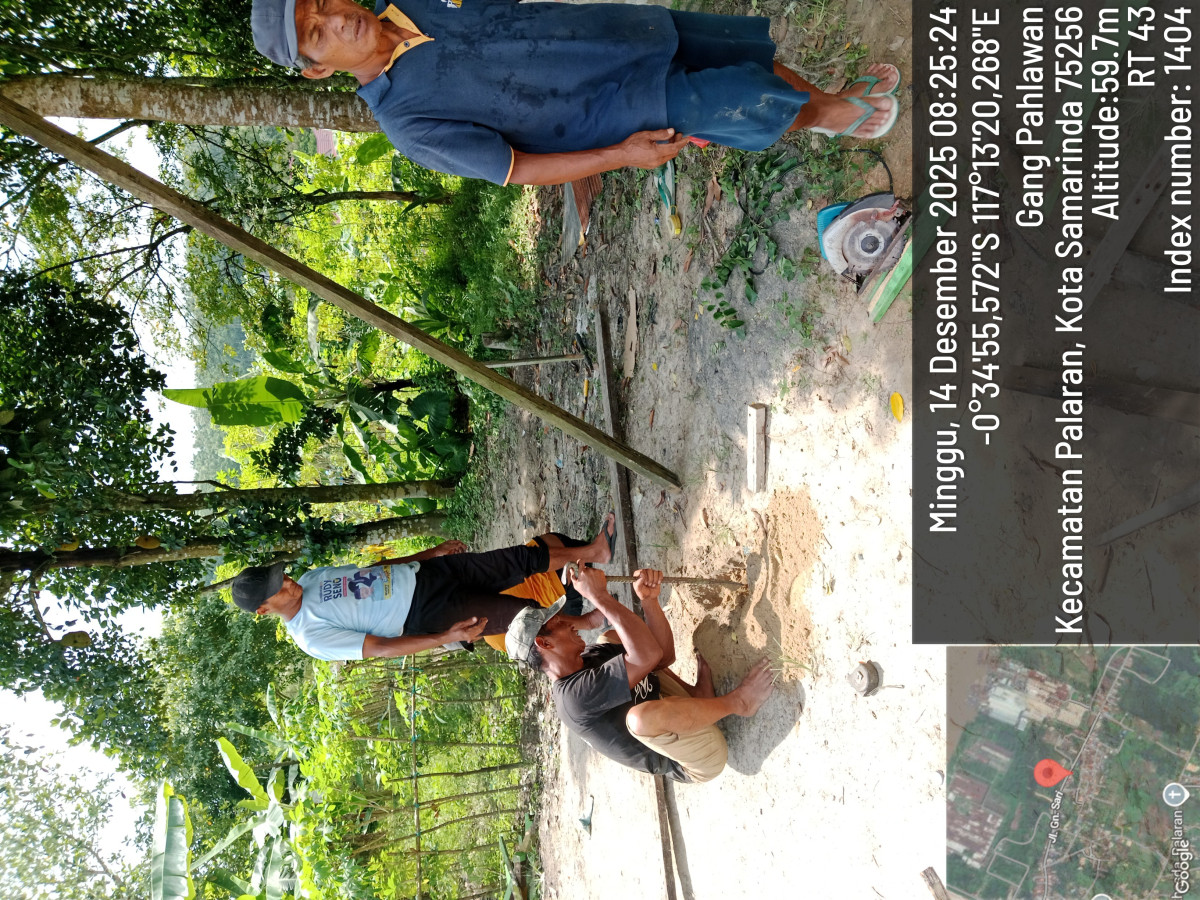 gotong royong mengganti atap seng pos