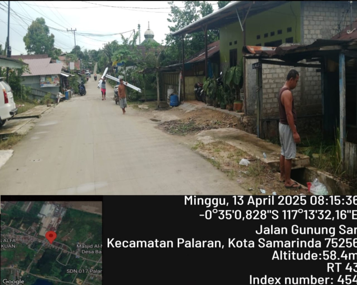 gotong royong pemasangan pipa air warga