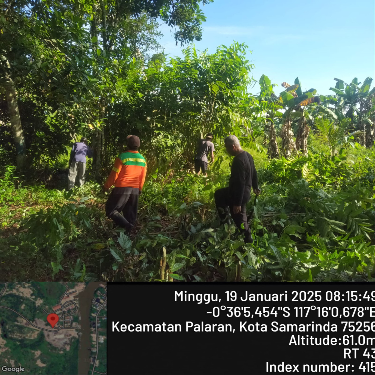 gotong royong pembersihan lahan madrasah al barokah di lingkungan rt 43