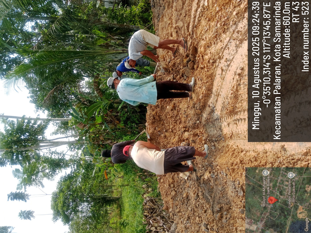 gotong royong meratakan tanah uruk di yayasan al barokah di lingkungan RT 43
