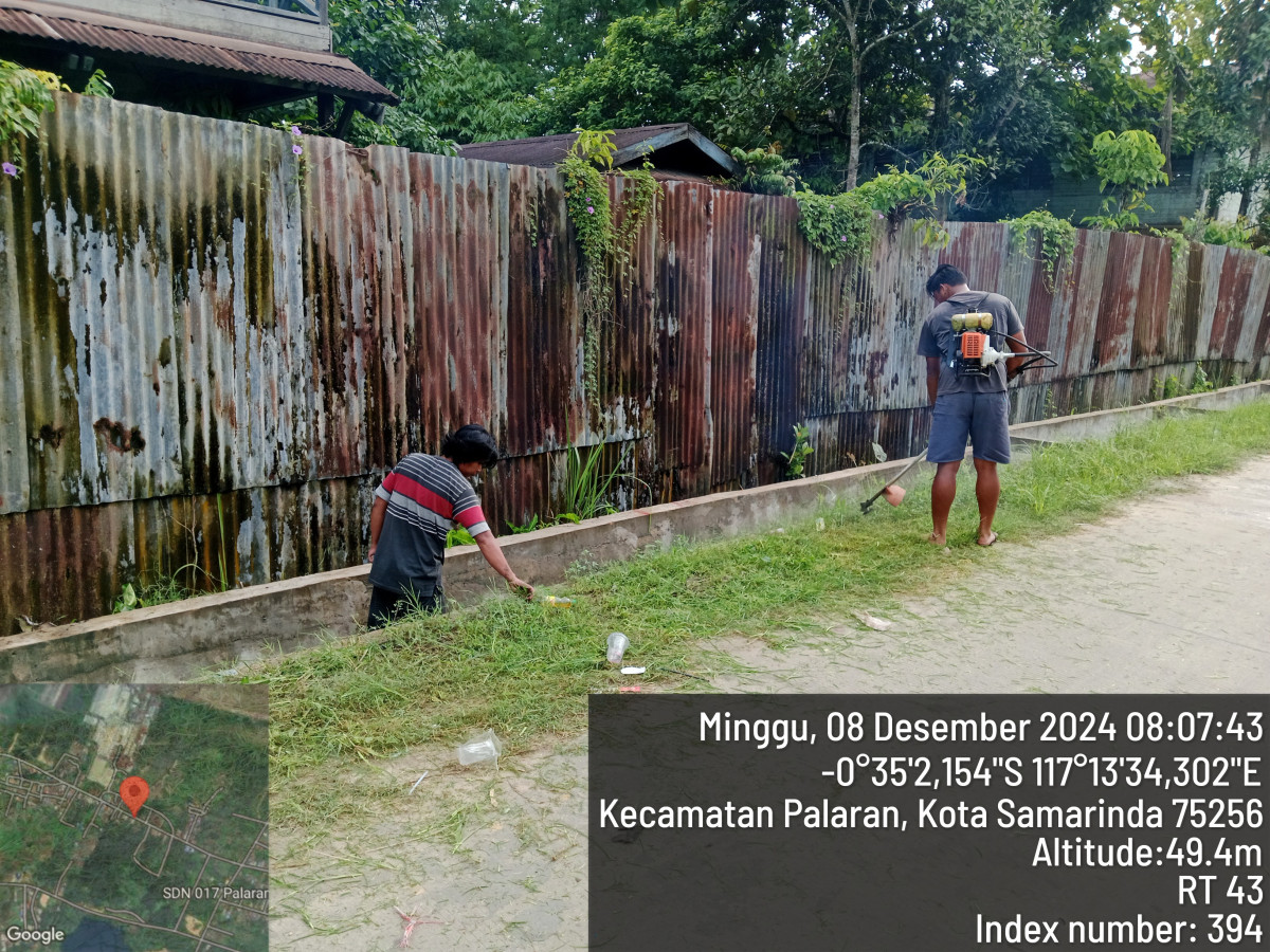 pembersihan rumput di sepanjang jalan sulawesi di rt 43