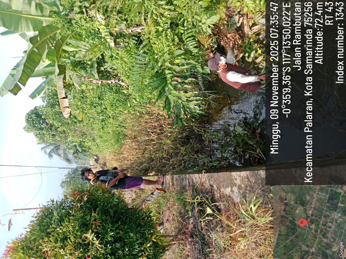 pembersihan parit di lingkungan RT 43