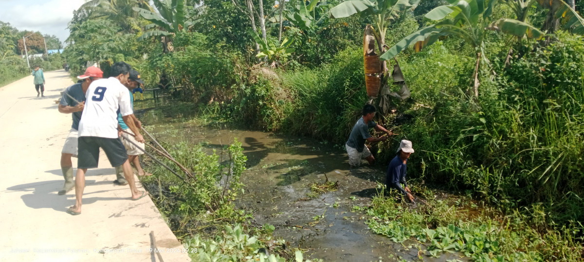 pembersihan parit rt. 43