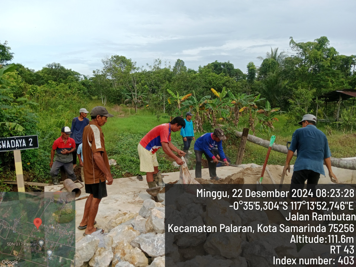 pembuatan pondasi turap gang swada 2 di rt 43