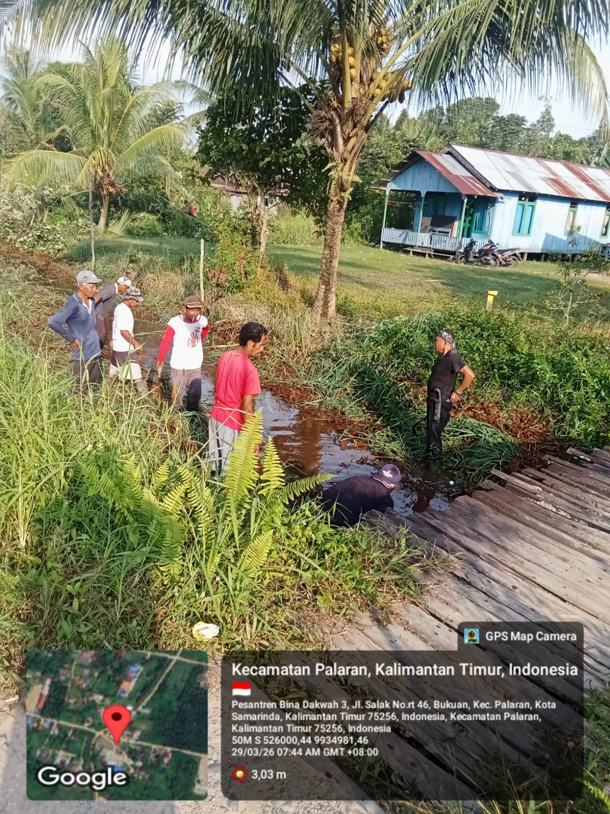 Membersihkan parit besar yang tersumbat karena rumput liar dan sampah di Jl Salak Lingkungan RT 44