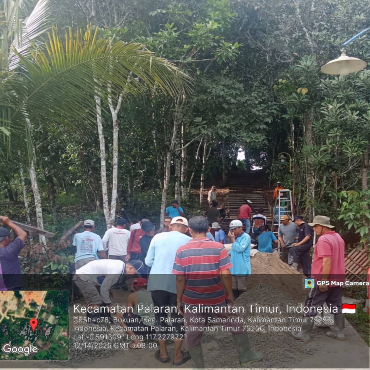 Kerja bakti gabungan 4 RT pengecoran anak tangga jalan menuju kuburan muslim
