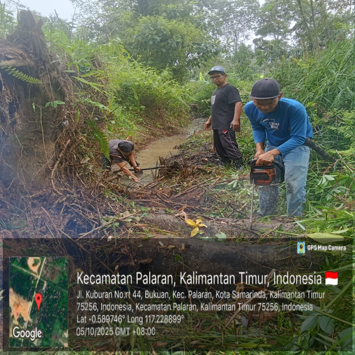 Membersihkan parit pembuangan yang kurang terawat dijalan Kuburan