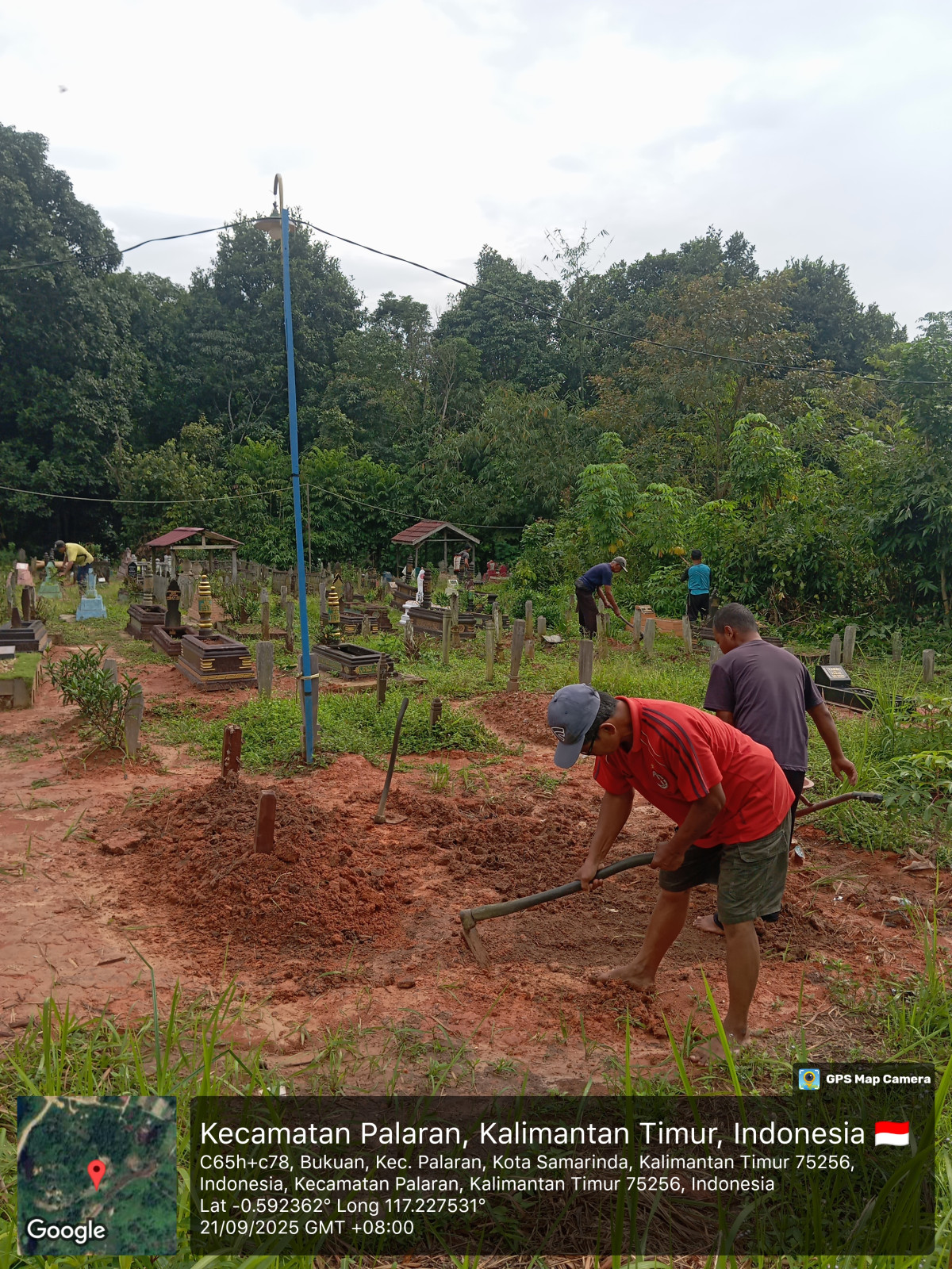 Membersihkan dan memperbaiki beberapa titik tanah longsor di kuburan Muslim RT 44