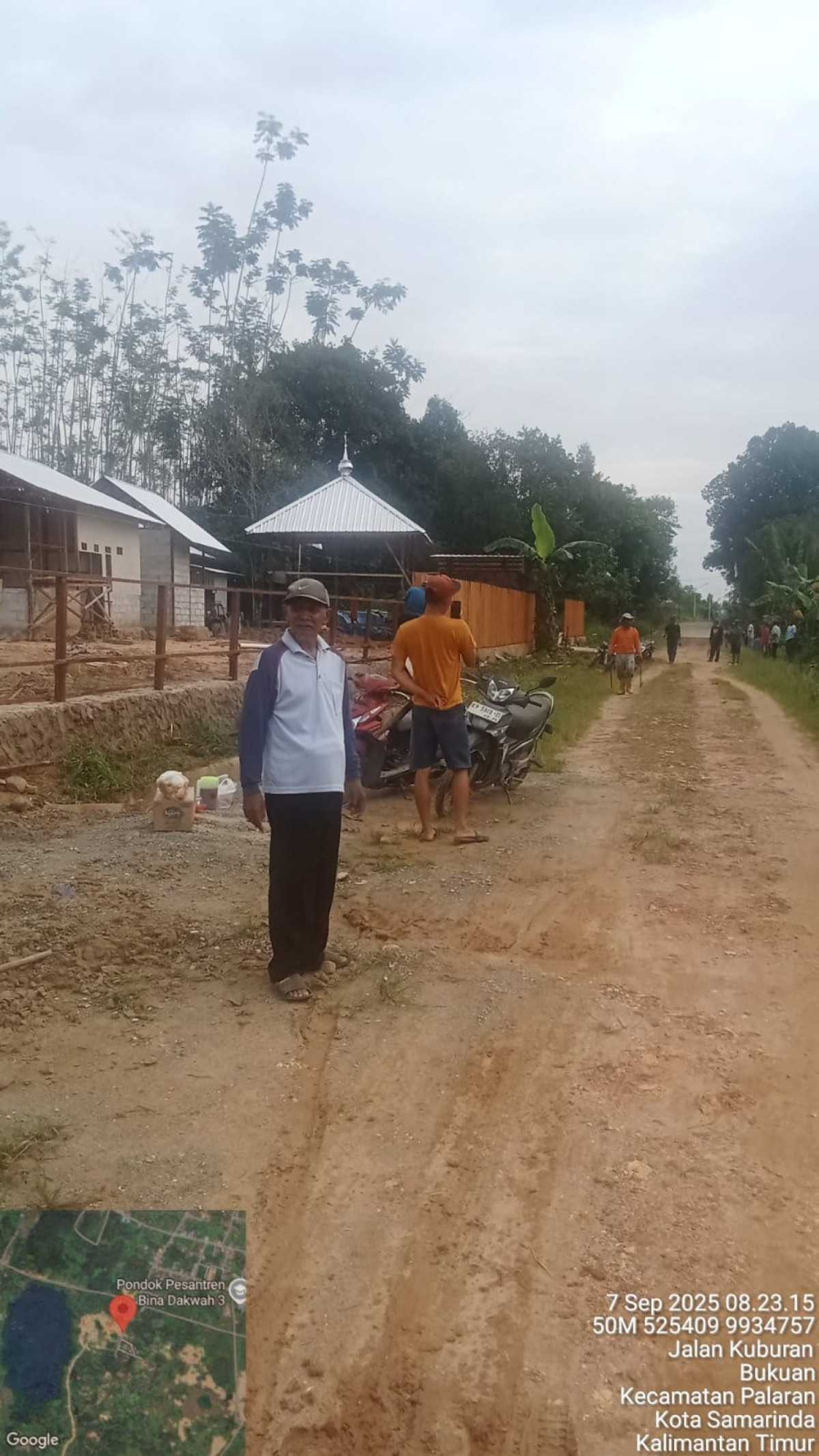 Membersihkan Jl Kuburan Muslim RT 44