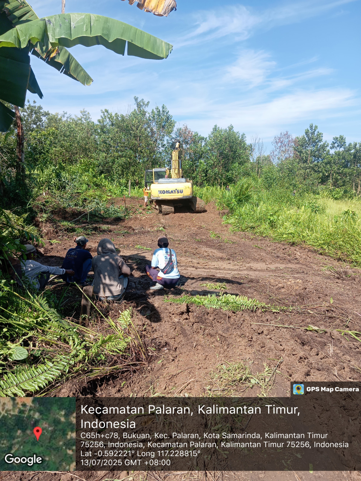 Gotong royong membuat badan jalan yang baru menuju kuburan muslim diRT 44 Balikbuaya