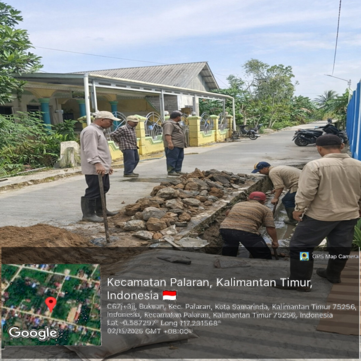 Memperbaiki pondasi parit depan langgar dan Membersihkan Langgar Darul Khoir untuk menyambut bulan Ramadhan