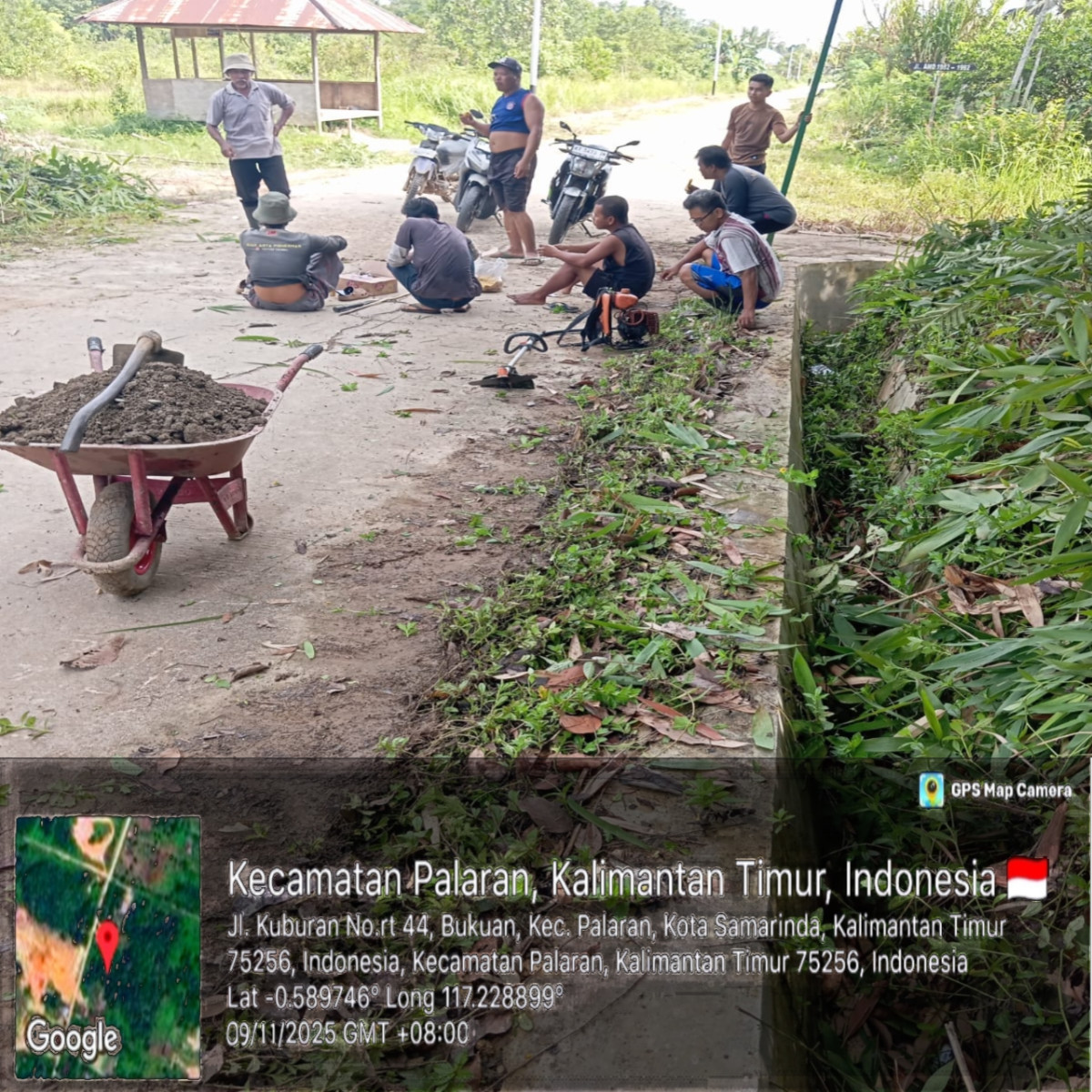 Membersihkan Jalan dari simpang Jalan salak sampai simpang Jalan AMD