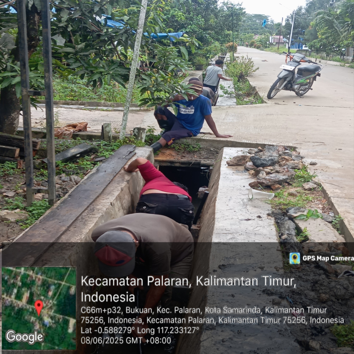 Membersihkan parit dari sampah dan sedimen nya