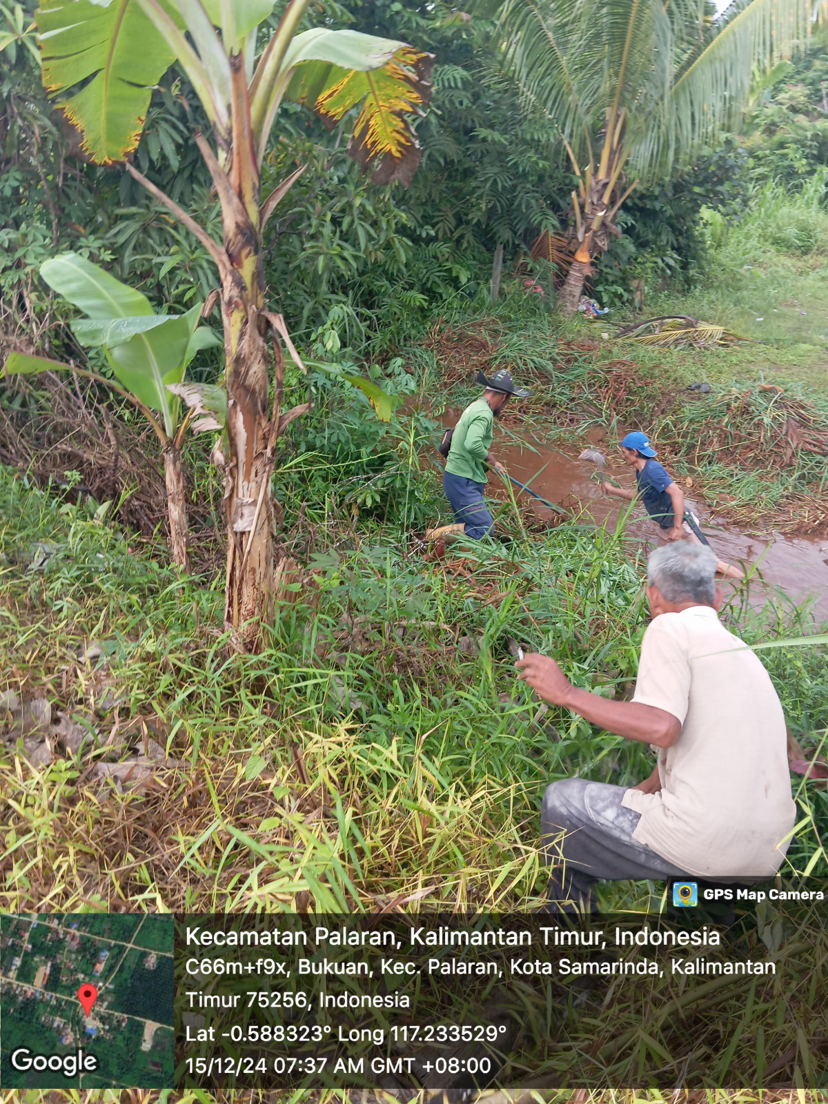 Kegiatan Gotong Royong RT 44 membersihkan Parit yang menuju ke Sungai Mahakam