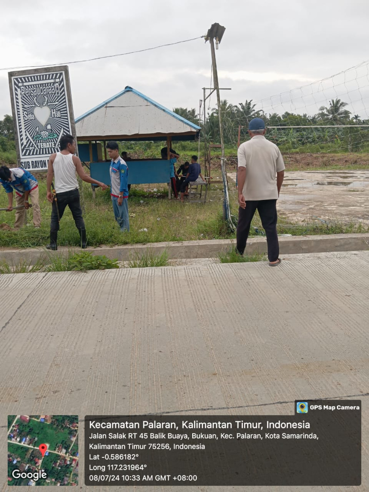 Membersihkan dan Penanaman pohon pucuk merah, pohon durian di lapangan voli balikbuaya bersama Mahasiswa KKN (Unmul)