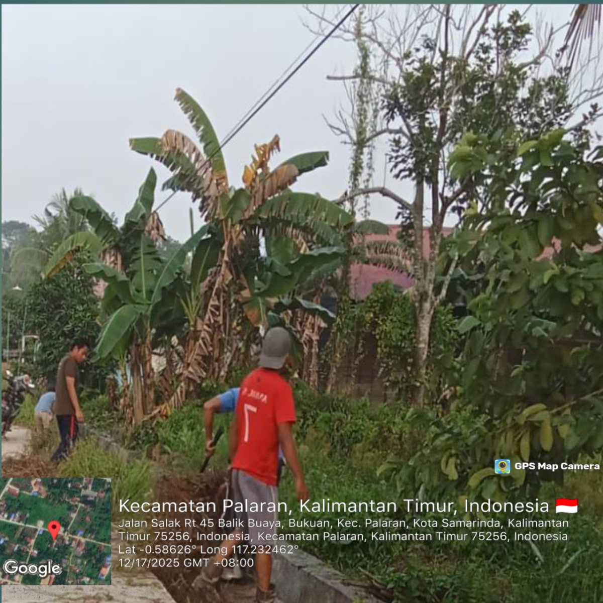 Membersihkan Parit Jl Pusban RT 44