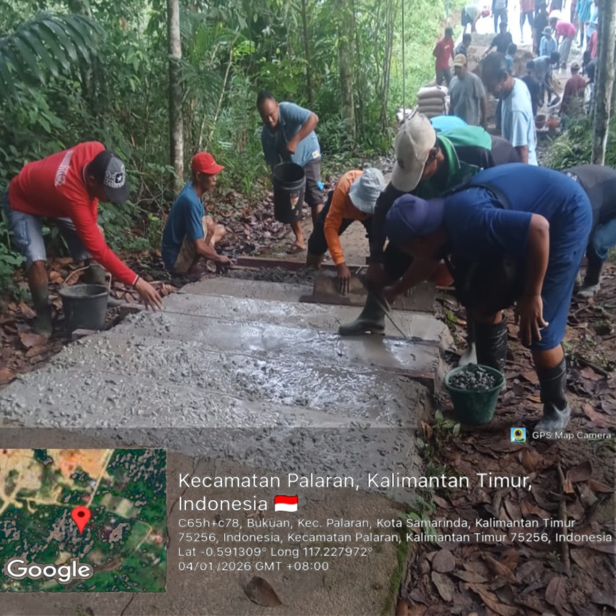 Melanjutkan ngecor tangga menuju kuburan