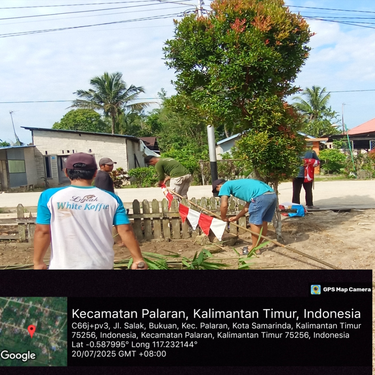 Memasang umbul-umbul sepanjang jalan salak