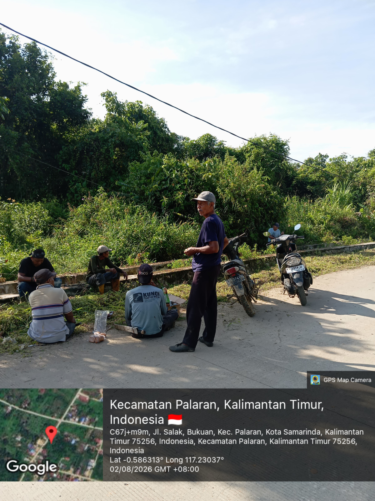 Membersihkan Jalan Salak sampai ke Jalan Kuburan Muslim