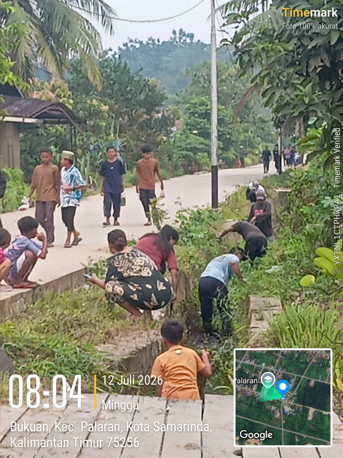 Membersihkan parit jl salak RT 44