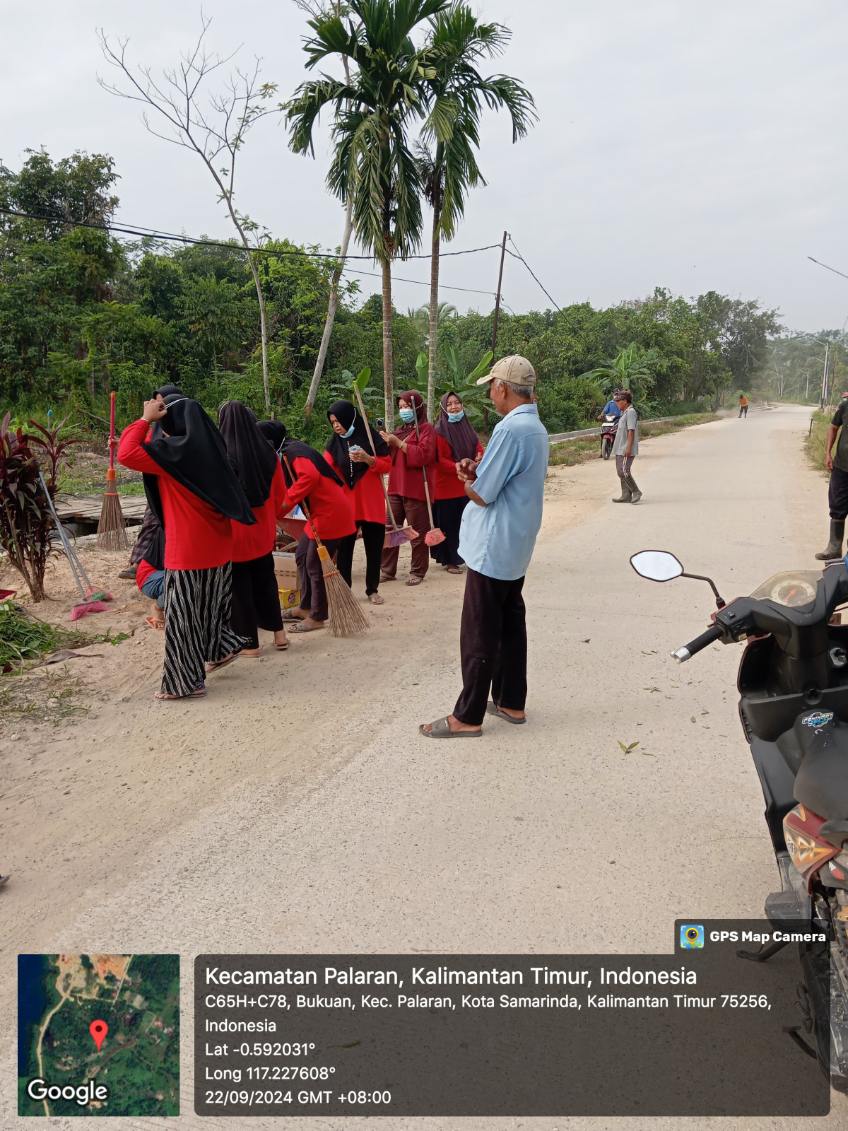 Kerja bakti membersihkan jalan di jl Salak RT 44
