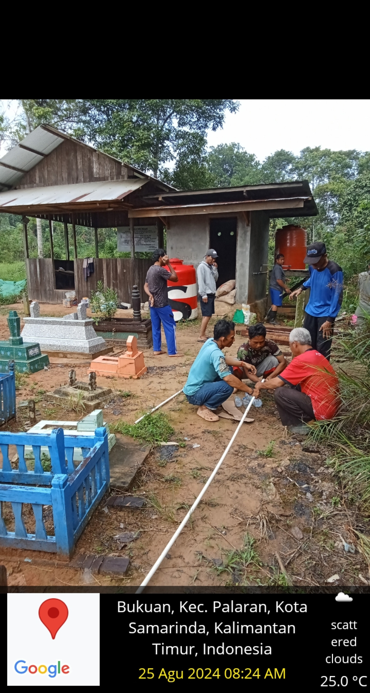 Gotong royong di jalan kuburan