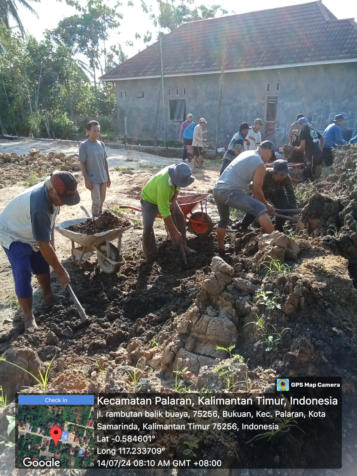 Gotong royong di lingkungan RT 45